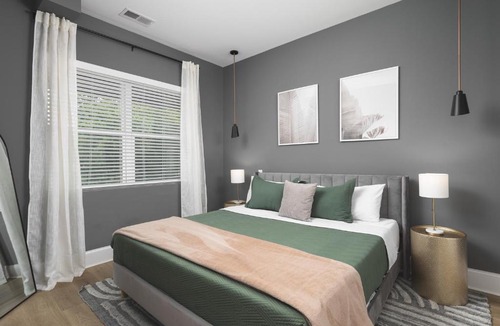 Cleveland Park Apartment | Modern Spacious Condo with Parking by Downtown Broadway