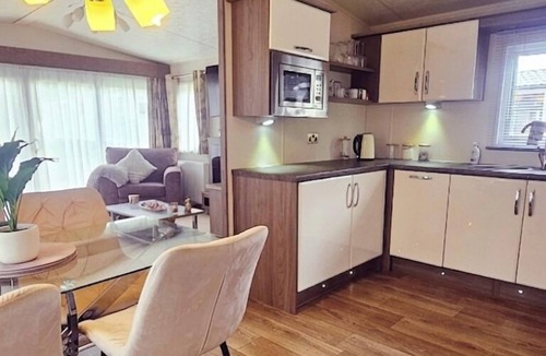 Hopton Cabin | Modern & Spacious 40ft Caravan Sleeps 6, Luxury!