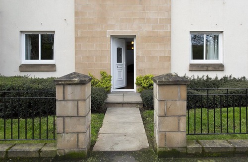 Gifford Apartment | MODERN, SPECIOUS, CENTRAL LOCATION, 3 BEDROOMS , 2 BATHROOMS , FREE CAR PAR