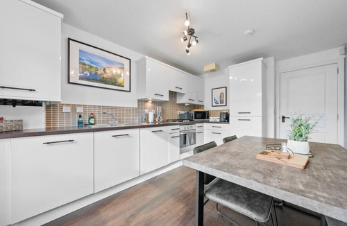 Auchengray Apartment | Modern Stirling Apartment - Free Parking