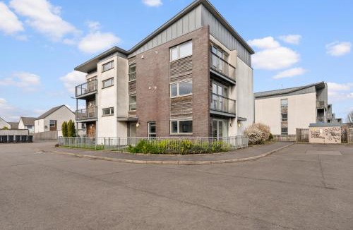 Auchengray House | Modern Stirling Apartment - Free Parking