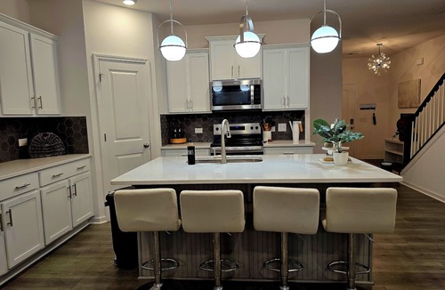 Winston - Salem House | Modern Stylish Retreat 3BR Townhome Near Winston-Salem & Wake Forest