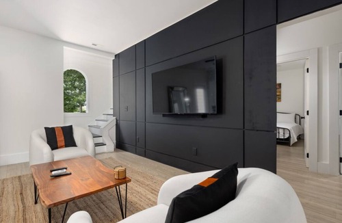 Rolesville House | Modern Suburban Ulo Away From Ulo - 6 Bedroom/5 Bathroom Property