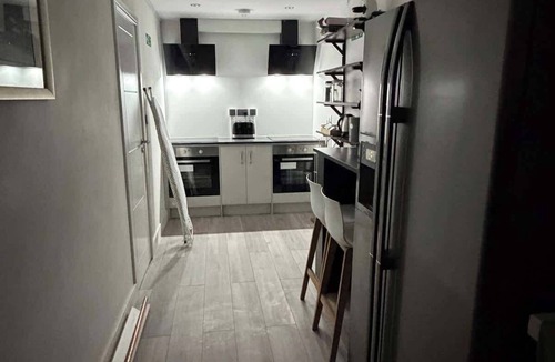 Epsom Condo | Modern Surrey Studio - Easy Access to London
