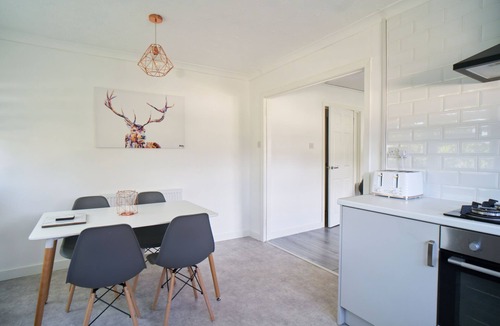 Coatbridge Apartment | Modern Three Bedroom Retreat in South Lanarkshire