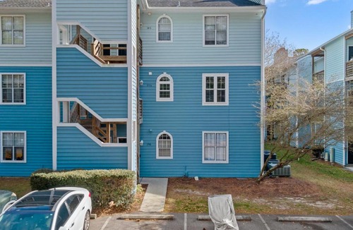 Wilmington Apartment | Modern Top-Floor Loft-Pool, Balcony & Garden View!