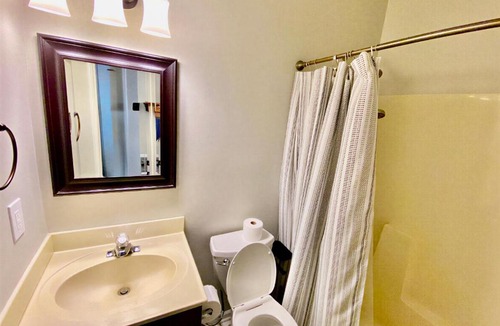 Wilmington Apartment | Modern Top-Floor Loft-Pool, Balcony & Garden View!