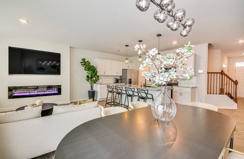 Kernersville House | Modern Townhome w/Private Yard in Kernersville!