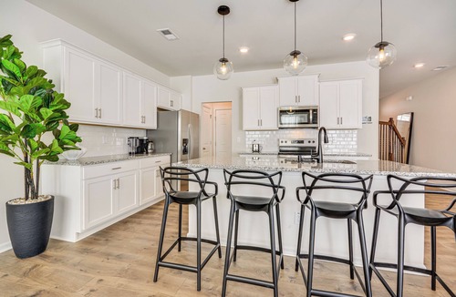 Kernersville House | Modern Townhome w/Private Yard in Kernersville!