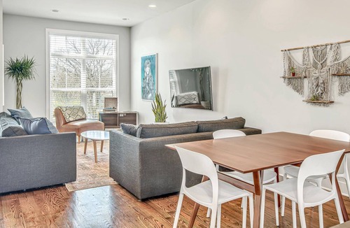 East Hill House | Modern Townhome with Curated local art, Rooftop, Tiki Lounge