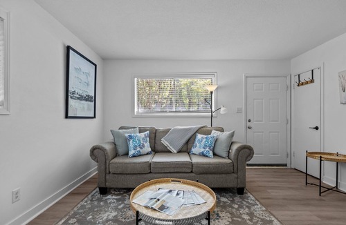 Chapel Hill Apartment | Modern & Tranquil : Close to UNC & Duke University’s, Hospitals