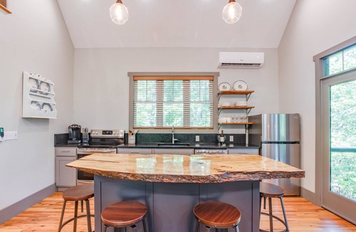 Valley Hill House | Modern Treetop Cottage with Covered Deck – Near Historic Hendersonville