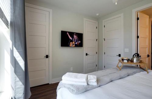 Melrose House | Modest Melrose - 5 Mins to Broadway - Rooftop Deck