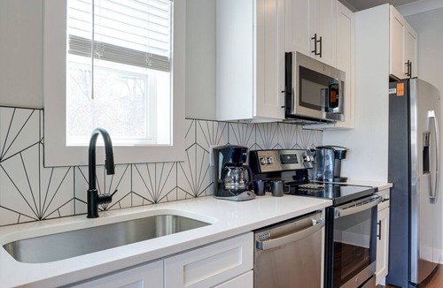 Melrose House | Modest Melrose - 5 Mins to Broadway - Rooftop Deck