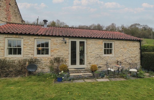 Scawton Cottage | MOLE END, romantic, with open fire in Helmsley
