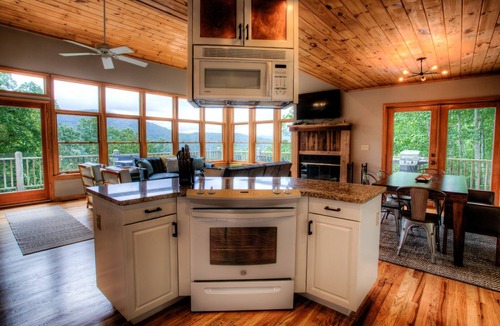 Black Mountain House | MonTreat Yourself | Luxurious Mountain Escape with Hot Tub and Game Room
