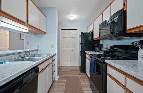 Westover Condo | Moodyjoy Condo - Close to Shopping & Dining