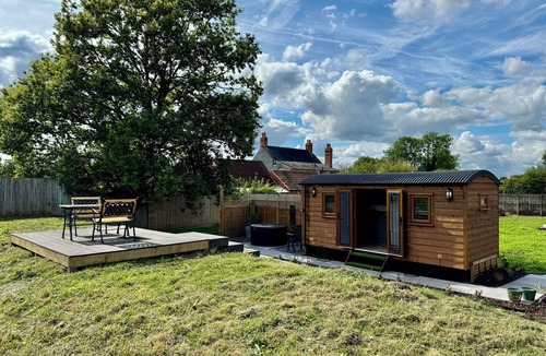 Blaisdon Cottage | MOOFFITCH RIVERVIEW HUT, pet friendly, with hot tub in Gloucester