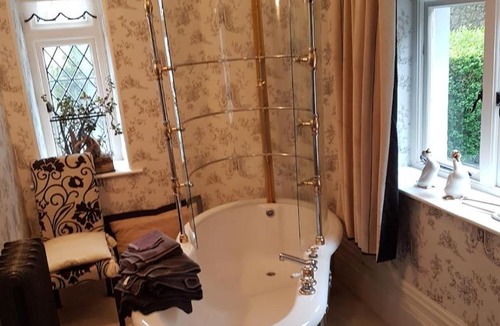 Goodwick Apartment | Moon River