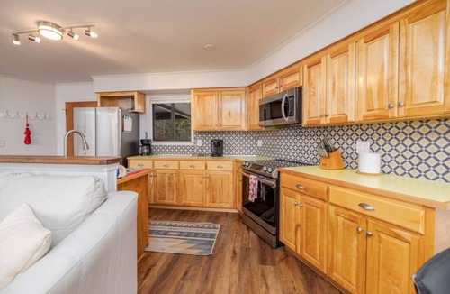 Henrico House | Moon Smoke: 2BR/2BA Haven, Sleeps 10! Rental Boat!