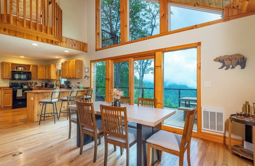 Burnsville Cabin | Moonshine Mtn Lodge ~ Stunning Mtn Views+Hot Tub+Gas Fire Table ~ Grill & WiFi!