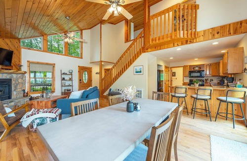 Burnsville Cabin | Moonshine Mtn Lodge ~ Stunning Mtn Views+Hot Tub+Gas Fire Table ~ Grill & WiFi!
