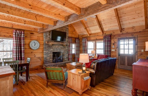 Boone Cabin | Moose Creek Lodge NEW LISTING! Updated cabin with hot tub, pool table, & mountain and river views!