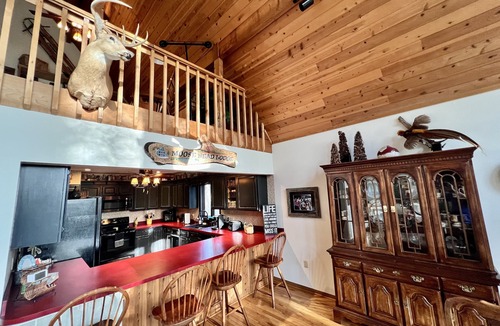 Newland Ski Chalet | Moose Head Lodge in Linville Land Harbor on Lake View