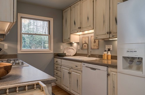 Lake Toxaway House | Morning Fog - Cozy A-Frame with Private Pond!