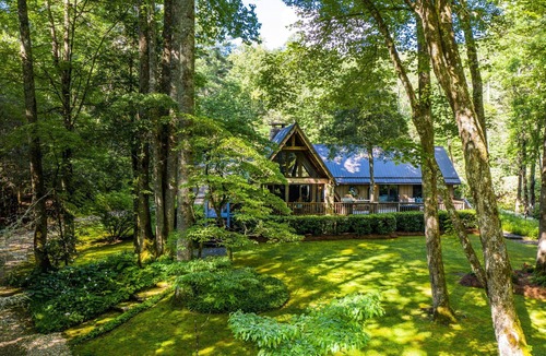 Lake Toxaway House | Morning Fog - Cozy A-Frame with Private Pond!