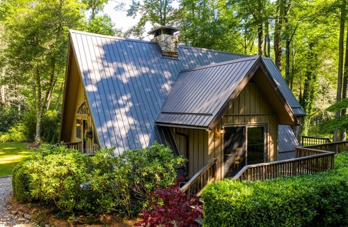 Lake Toxaway House | Morning Fog - Cozy A-Frame with Private Pond!