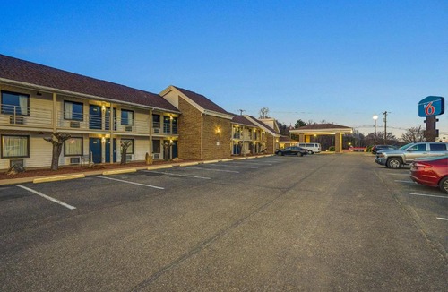 Hillsville Hotel | Motel 6-Hillsville, VA