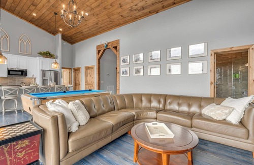 West Jefferson Cabin | Mount Jefferson Base Camp 3-BR/2-BA with Majestic Views and Amenities