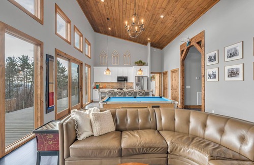 West Jefferson Cabin | Mount Jefferson Base Camp 3-BR/2-BA with Majestic Views and Amenities
