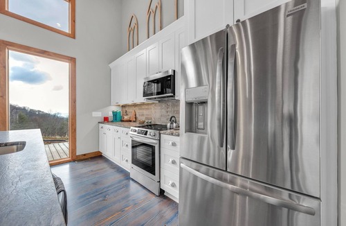 West Jefferson Cabin | Mount Jefferson Base Camp 3-BR/2-BA with Majestic Views and Amenities