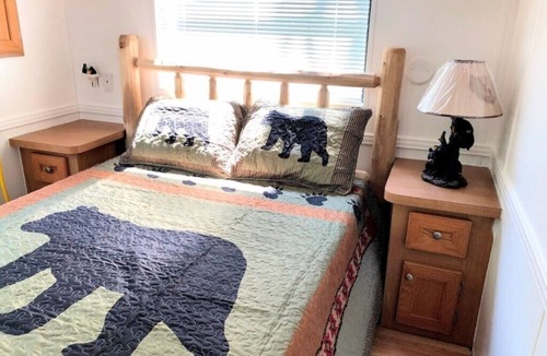 Whittier Cabin | MOUNTAIN BEAR WITH US RETREATS,2BEDS + LOFT / 2 BATHS , AC/TV/***NEW*** MOUNTAIN VIEWS! PETS!
