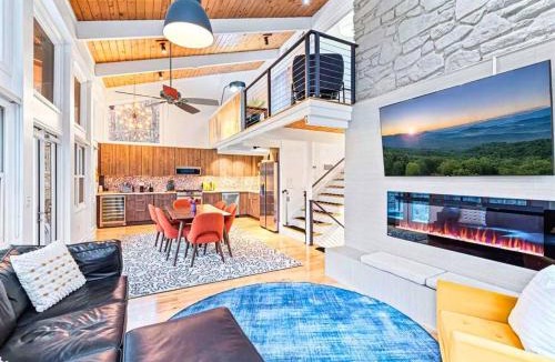 Waynesville House | Mountain Bliss: 4BR ,Hot Tub, Views, Games!