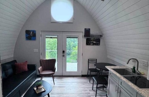 Bakersville Cabin | Mountain Cabin, Hot tub, Pet friendly, campfire, views, Ocean Blue