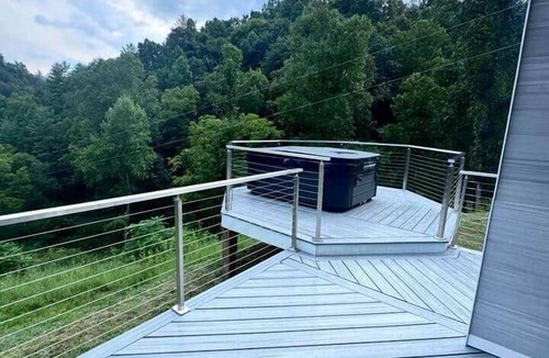 Bakersville Cabin | Mountain Cabin, Hot tub, Pet friendly, campfire, views, Ocean Blue