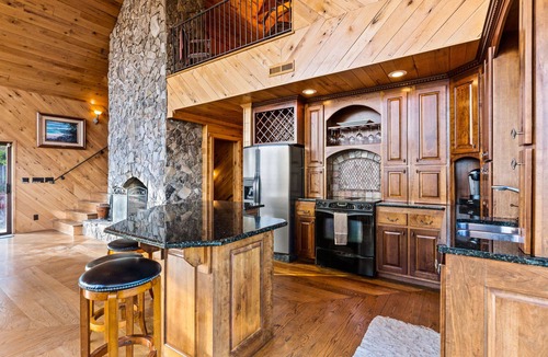 King Cabin | Mountain Cabin with 180 degree panoramic views just 15 minutes from Hanging Rock