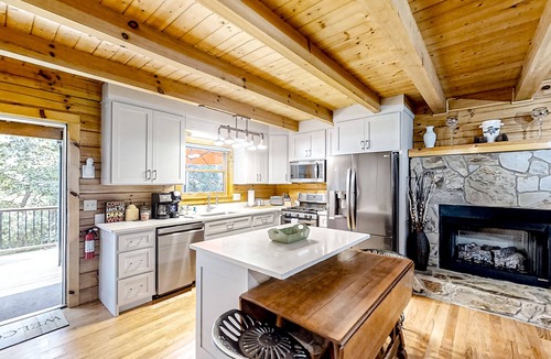 Murphy Cabin | Mountain cabin with private hot tub, on-site creek, firepit & wildlife sightings