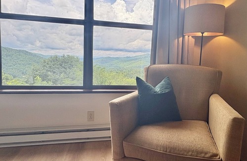 Burnsville Ski Chalet | Mountain Chalet: Amazing Mt. Mitchell Range Views, Minutes to Blue Ridge Parkway