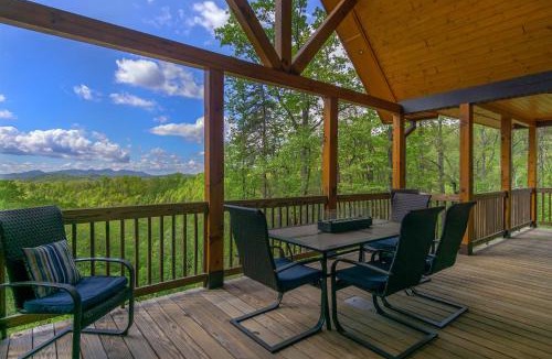 Marion House | Mountain Crest Pet-friendly Log Cabin with Mountain Views!