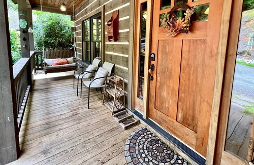 Franklin Cabin | "Mountain Escape" - Luxury 3 Story Cabin -All New Furnishings! Starlink Internet