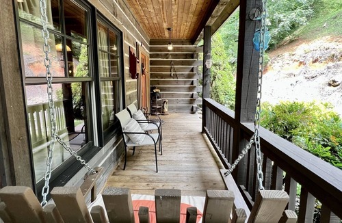 Franklin Cabin | "Mountain Escape" - Luxury 3 Story Cabin -All New Furnishings! Starlink Internet