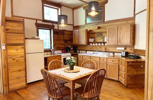 Burnsville Cottage | Mountain Getaway in Celo with Southwest Vibe