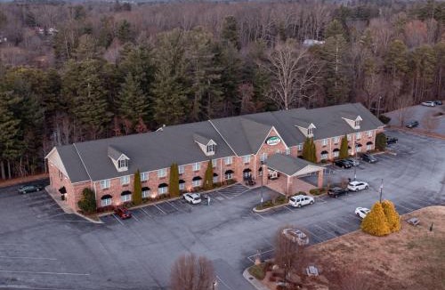 Flat Rock Hotel | Mountain Inn & Suites Flat Rock