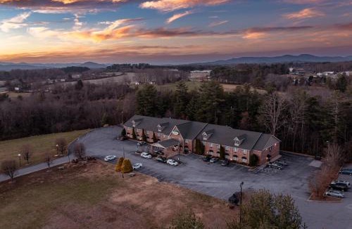 Flat Rock Hotel | Mountain Inn & Suites Flat Rock