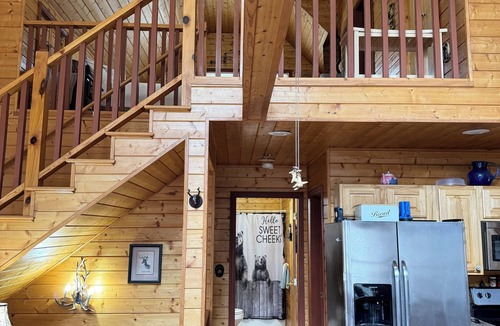 Grassy Creek Cabin | Mountain Retreat Cozy 3-bedroom Cabin - minutes to the New River. Pet friendly!