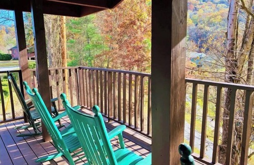 Bryson City Apartment | MOUNTAIN SUITE on the 2nd floor of a 2story Duplex